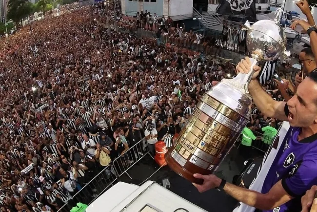 Roberto “Gatito” Fernández: El Capitán de Resiliencia que Conquistó la Gloria con Botafogo