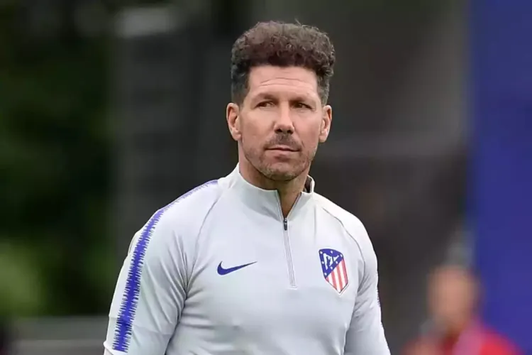 Simeone bajo la lupa de la UEFA tras su expulsión en Liverpool: el Atlético prepara su defensa